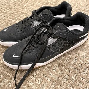 Men’s Nike Ishod sneakers…size men’s 9.5. NEVER BEEN WORN!!!